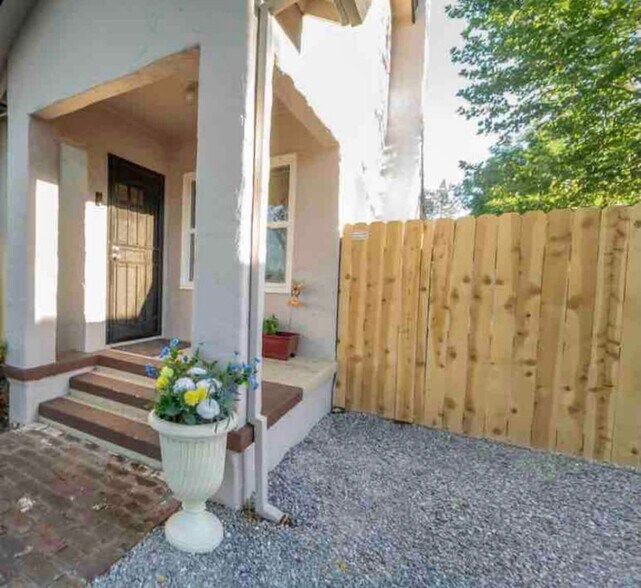 Front Door - 925 Parkview Ave