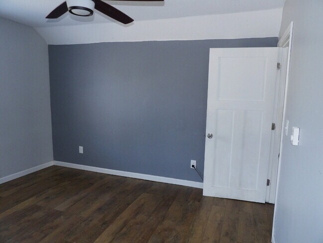 Building Photo - 1 Bed + Extra Room Upper Level Unit in East Harriet Duplex