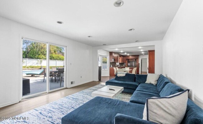 Building Photo - 16 Bridle Dr