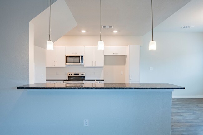 Building Photo - AVAILABLE NOW! GORGEOUS 4 BEDROOM DUPLEX L...