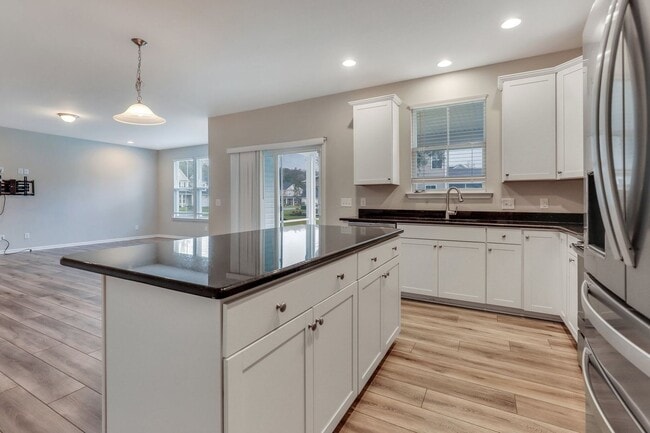 Building Photo - 4 Bed/2.5 Bath in The Commons