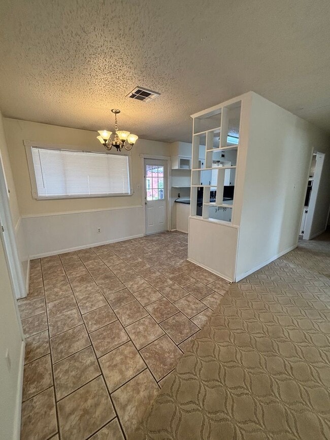 Building Photo - Central Bossier Beauty!