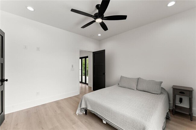 Building Photo - 151 S Pointe Dr