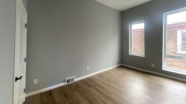 Building Photo - Breathtaking House for Rent wt Roof Deck