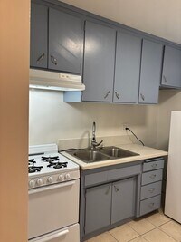 Building Photo - 220 W Spazier Ave