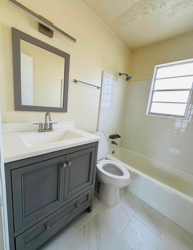 Building Photo - 628 Papworth Ave