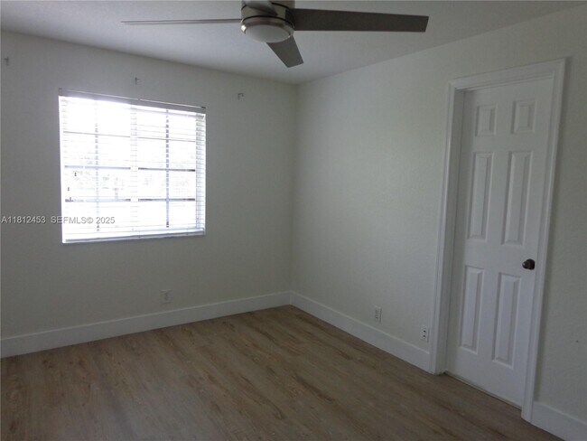 Building Photo - 991 Crestview Cir