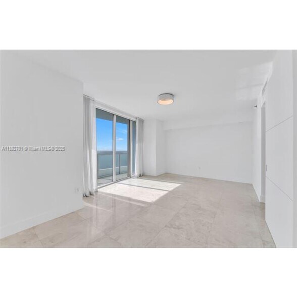 Building Photo - 465 Brickell Ave