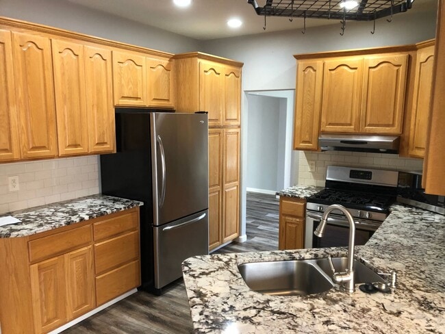 Building Photo - 2687 NW Oak Ridge Dr
