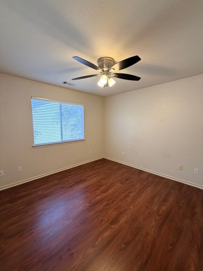 Building Photo - Beautiful Lakefront Home in the Vineyard! 55+ community