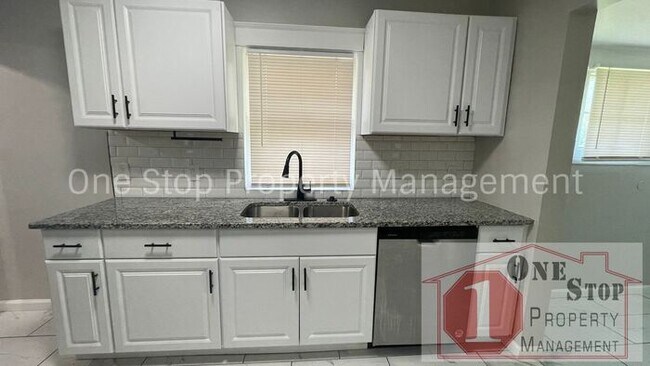 Building Photo - 3 Bedroom 1.5 Bathroom home in Kansas City!