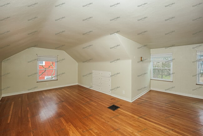 Building Photo - 84 Hartman St