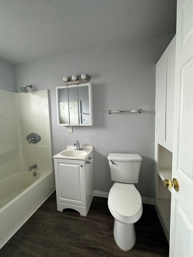 Building Photo - Vista Hermosa Apartments - All Utilities Incl