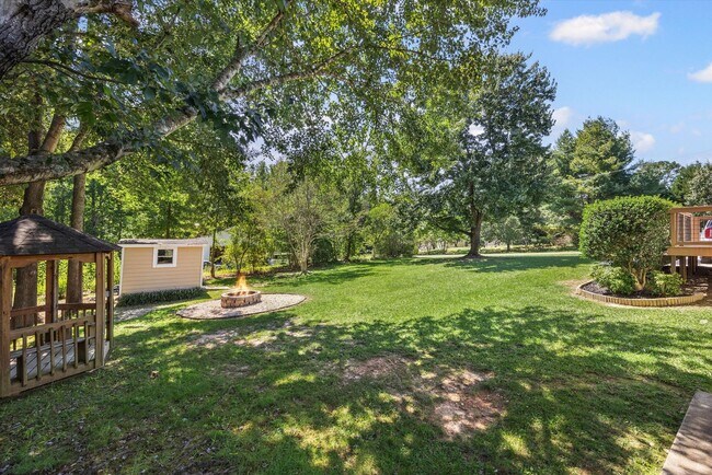 Building Photo - Updated and well maintained 3 bedroom, 2 b...