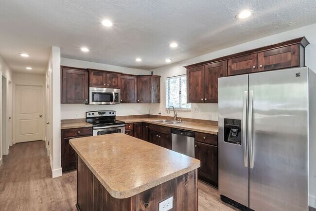Building Photo - Remodeled 6 beds, 2 car garage!!