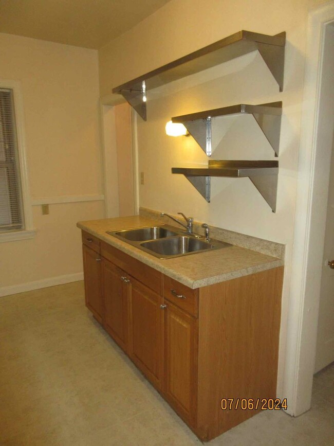Building Photo - Available August 2025 Large Remodeled 1 Be...