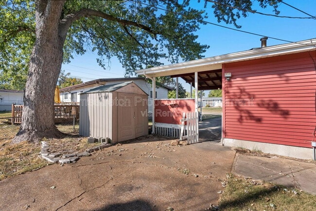 Building Photo - 560 Falcon Dr