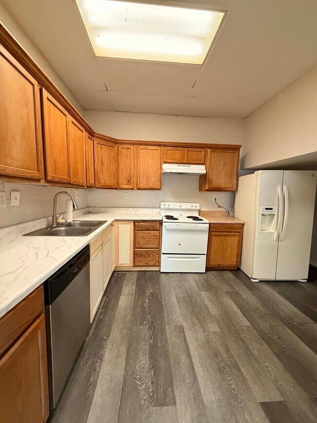 Building Photo - 210&amp;210 1/2 S Pearl