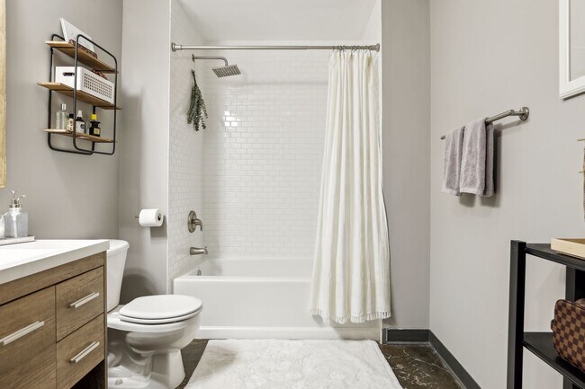 Building Photo - 500 Robert St N