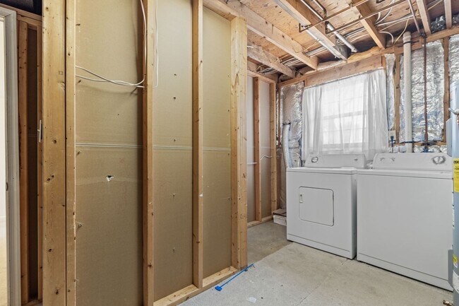 Building Photo - Beautifully maintained END UNIT townhouse in Robin meadows ready for you now!