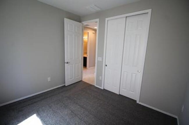Building Photo - Desirable La Estancia Neighboorhood