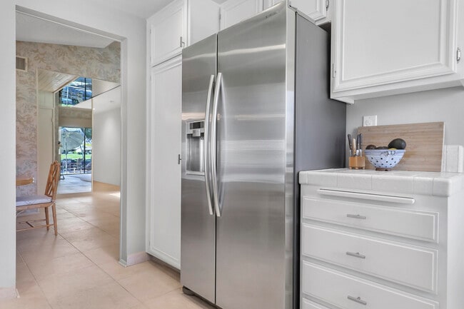 Building Photo - 175 Gran Via