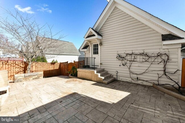 Building Photo - 13592 Village Green Dr