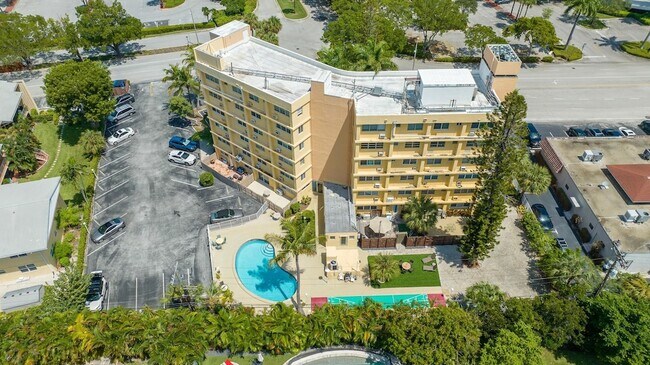 Building Photo - 2400 NE 9th St