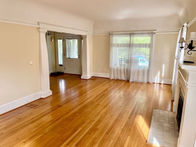 Building Photo - Coveted Laurelhurst Craftsman, Detached Garage, A/C, Hardwoods...A Rare Listing!