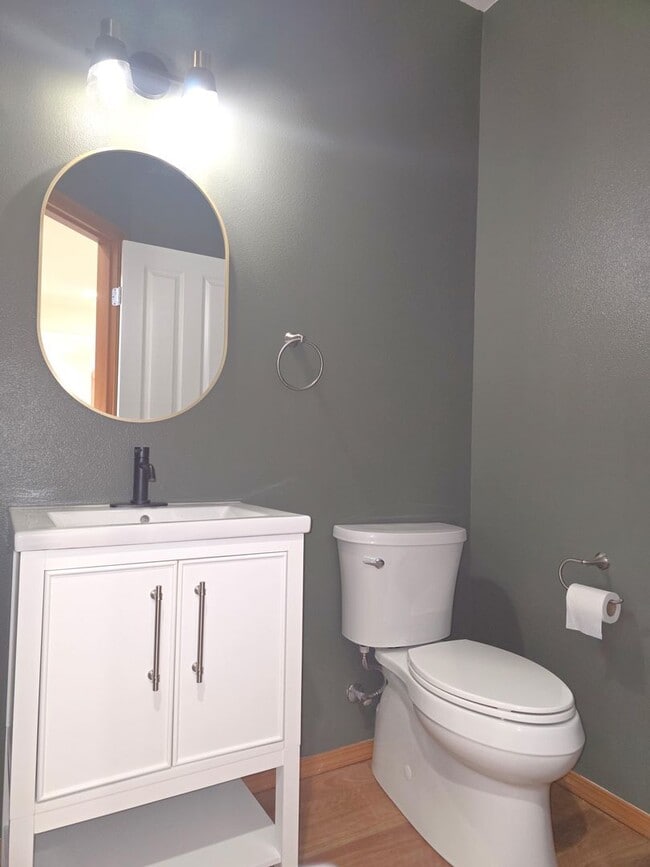 Building Photo - 4-bedroom, 2.5-bathroom home located in Fe...