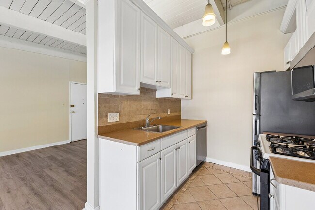 Building Photo - Location, Location, Location! Move-in ready, Offers 2 beds and 1 bed