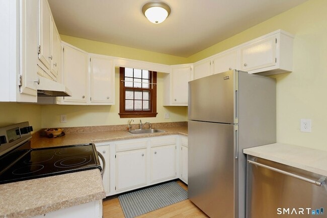 Building Photo - 380 Newtown Turnpike