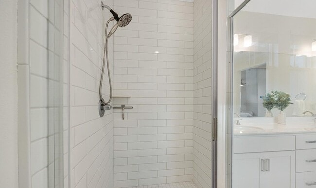 Building Photo - 1747 Linden Ln