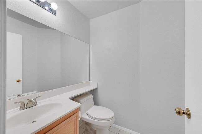 Building Photo - 2 Bedroom, 2 1/2 bath Townhome