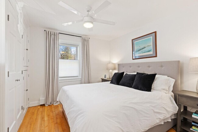 Building Photo - 2Br/1Bth Great location, Brookline line, Laundry in unit! Parking included!