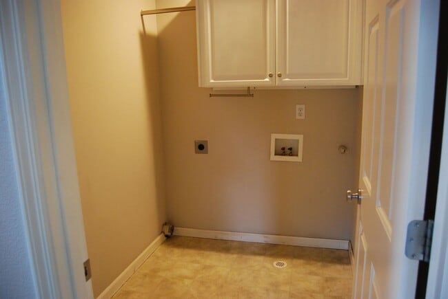 Building Photo - Modern 3 Bed 2.5 Bath Home in Sifton with ...