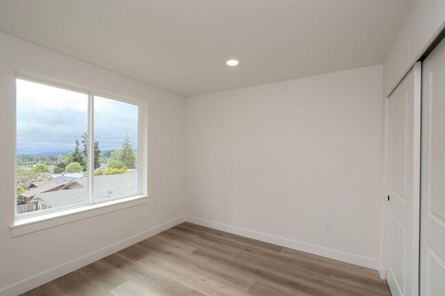Building Photo - 1104 W Lauridsen Blvd