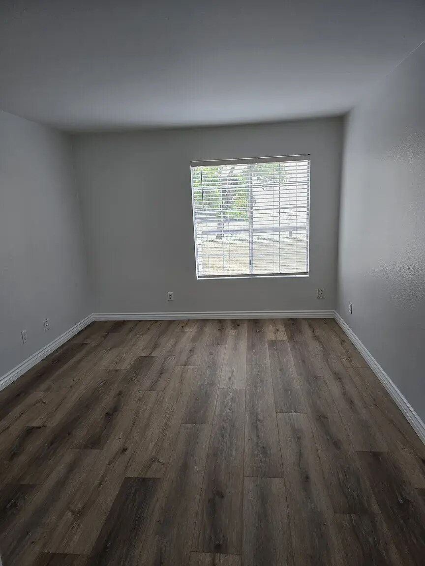 Building Photo - 5500 Owensmouth Ave