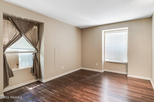 Building Photo - 211 Versailles Blvd