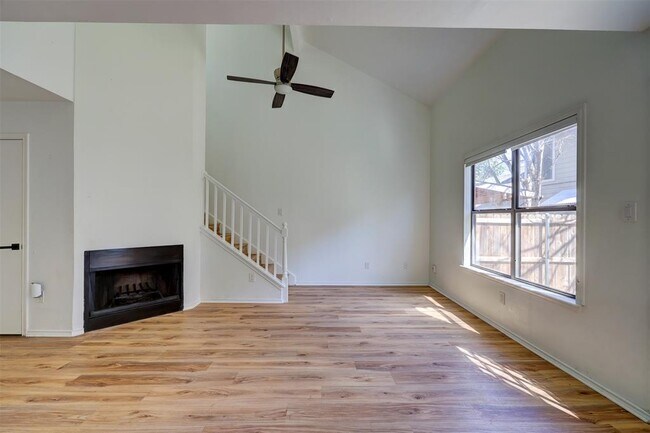 Building Photo - 512 Eberhart Ln