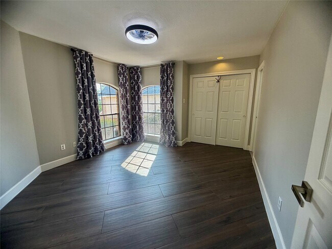 Building Photo - 8006 Oakwood Bend Dr