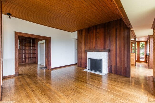 Building Photo - Mid Century Beauty in the Heart of the Banana Belt