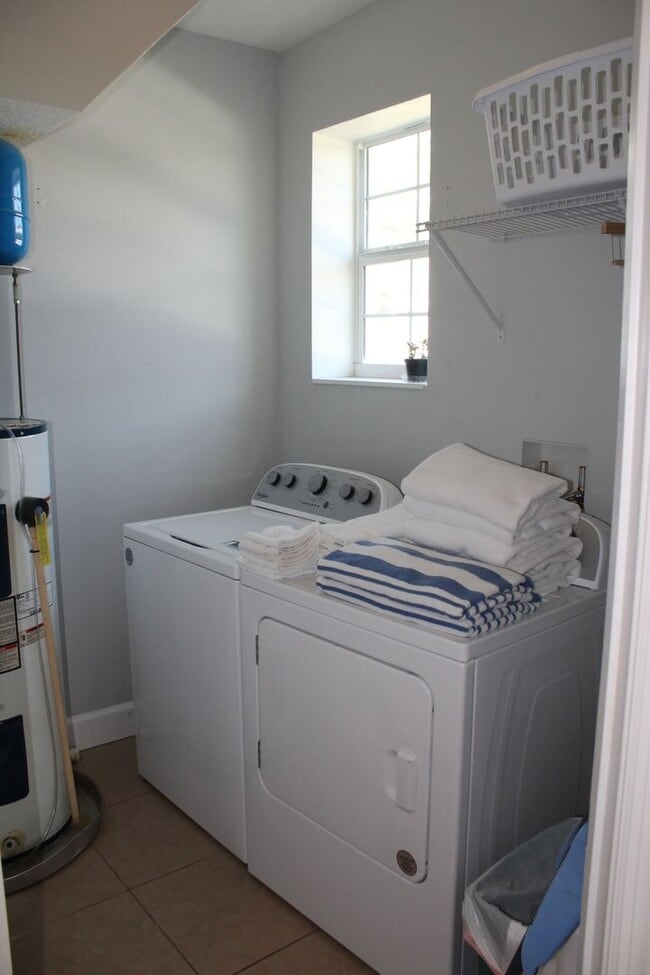 Building Photo - Furnished 3 bed 2.5 bath Riverview Home w/...
