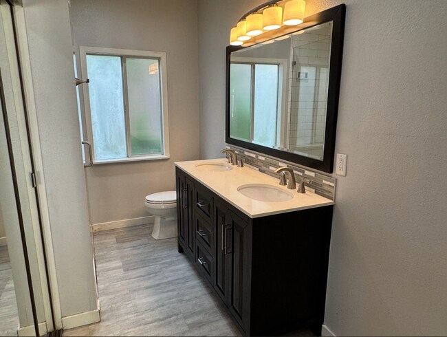 Building Photo - Beautiful 2-Bedroom Townhome in Stevenson Ranch!