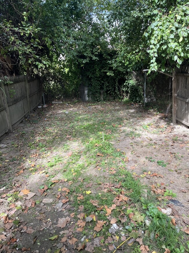 Building Photo - 322 E 11th St