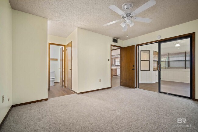 Building Photo - 908 Schaub Ave