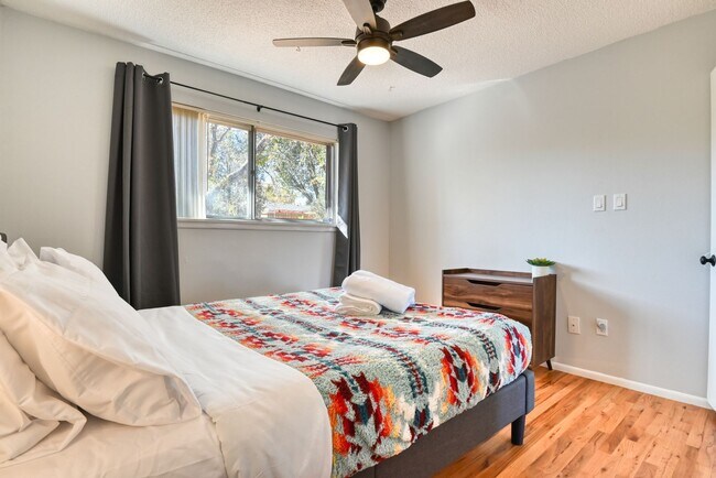 Building Photo - Cute 3 Bedroom Home in Central Colorado Sp...