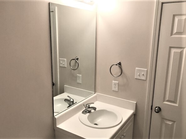Building Photo - 13 Sweetwater Ln