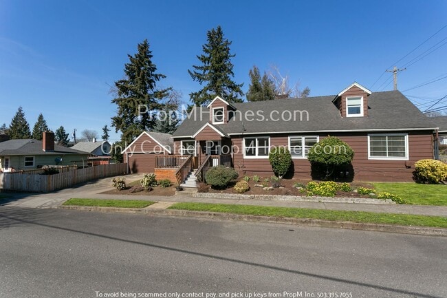 Building Photo - Delightful Two Bedroom Duplex In SE Portland - Fenced Yard!