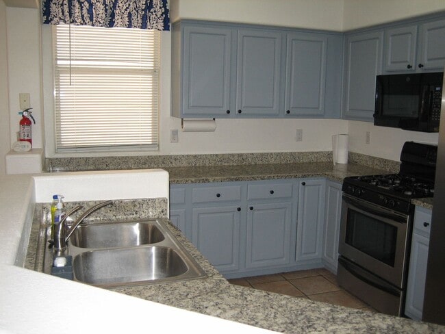 Building Photo - Single story, gated, 3bed, 2bath, 2car garage, Club house, Community Pool, Spa, Fitness room, CCRs